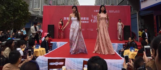 ��ۿ�����ɼҼ����Ͼ��ݵ������K���(y��ng)��ͬ���_(k��i)�I(y��)���F��(ch��ng)��