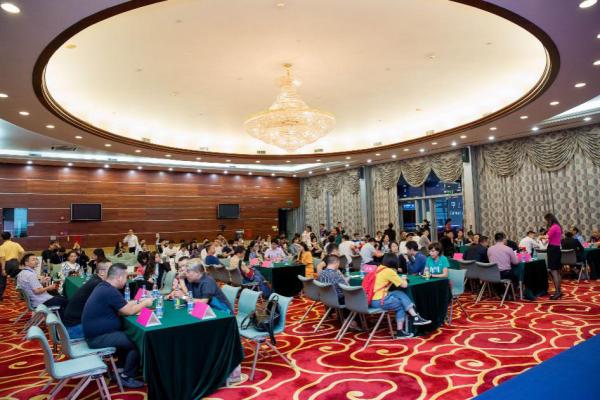 ���ڶYƷ�Ҿ�չ����ʢ��Ļȫ�̸������c(di��n)����