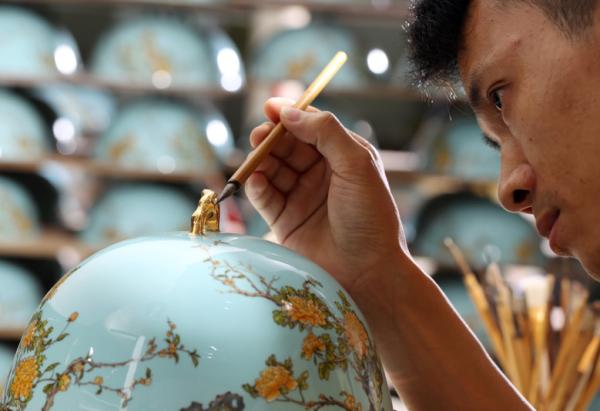 ���ڶYƷ�Ҿ�չ����ʢ��Ļȫ�̸������c(di��n)����