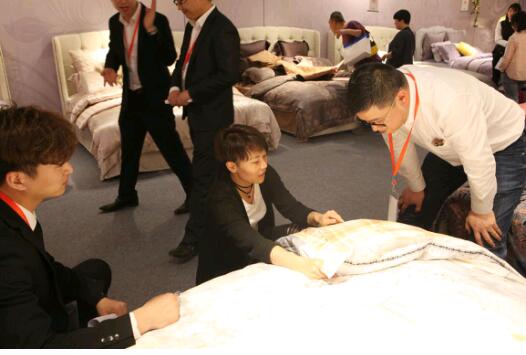 ���R���Ҽ�2017�ﶬ��Ʒ�l(f��)����(hu�� )�A�M(m��n)��Ļ