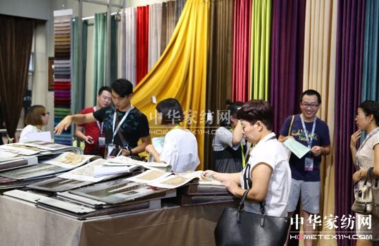 �ݳ޷�ɫ�����ؘ��L(f��ng)�R��ꇲ�ˇ�󿧂������ڼҼ�չ��(hu�� )���ݕr(sh��)�д�