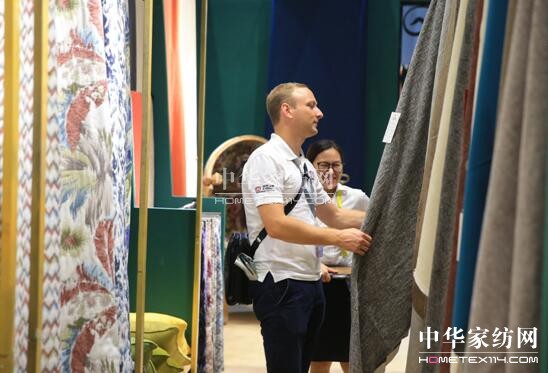 �ݳ޷�ɫ�����ؘ��L(f��ng)�R��ꇲ�ˇ�󿧂������ڼҼ�չ��(hu�� )���ݕr(sh��)�д�