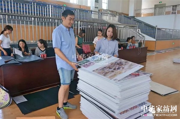 �ư���һ��(ch��ng)ɫˇ�p�^�Į�(hu��)�������ں�������չ�_(k��i)����