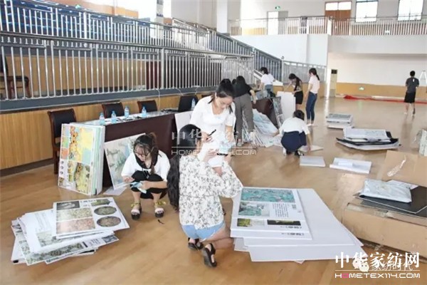 �ư���һ��(ch��ng)ɫˇ�p�^�Į�(hu��)�������ں�������չ�_(k��i)����