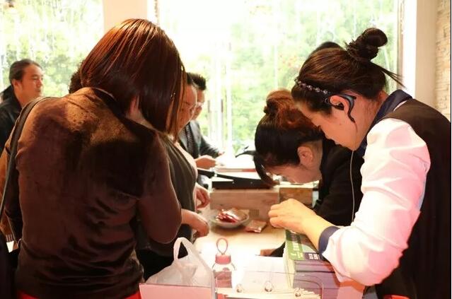 ���Լ�����ϯ˯�߹�|(zh��)�Pʢ�Ҽ������(hu�� )���f����˯�������x��