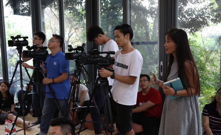 ����Ȼ���ؾ�����������һ��(ch��ng)���ӵİl(f��)����(hu�� )