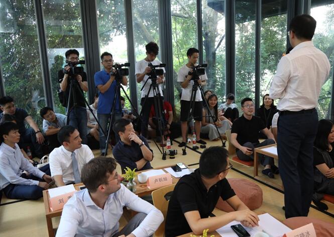 ����Ȼ���ؾ�����������һ��(ch��ng)���ӵİl(f��)����(hu�� )