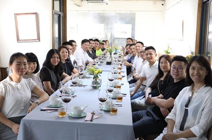 ����Ȼ���ؾ�����������һ��(ch��ng)���ӵİl(f��)����(hu�� )