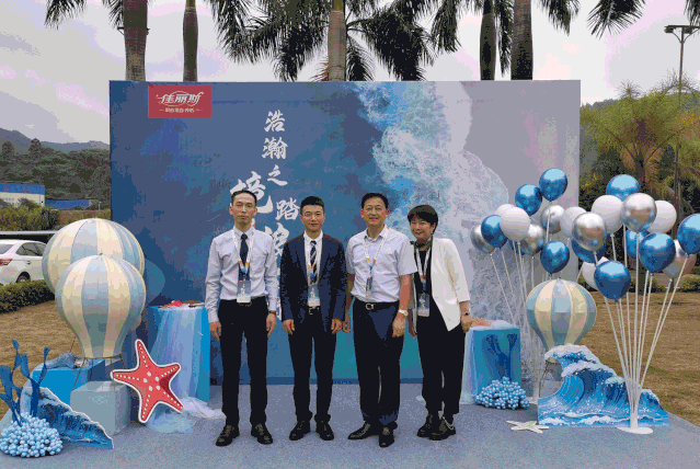 �����֮����̤��ǰ�С���������˹2021������Ʒ�l(f��)����(hu�� )�A�M(m��n)�ɹ���